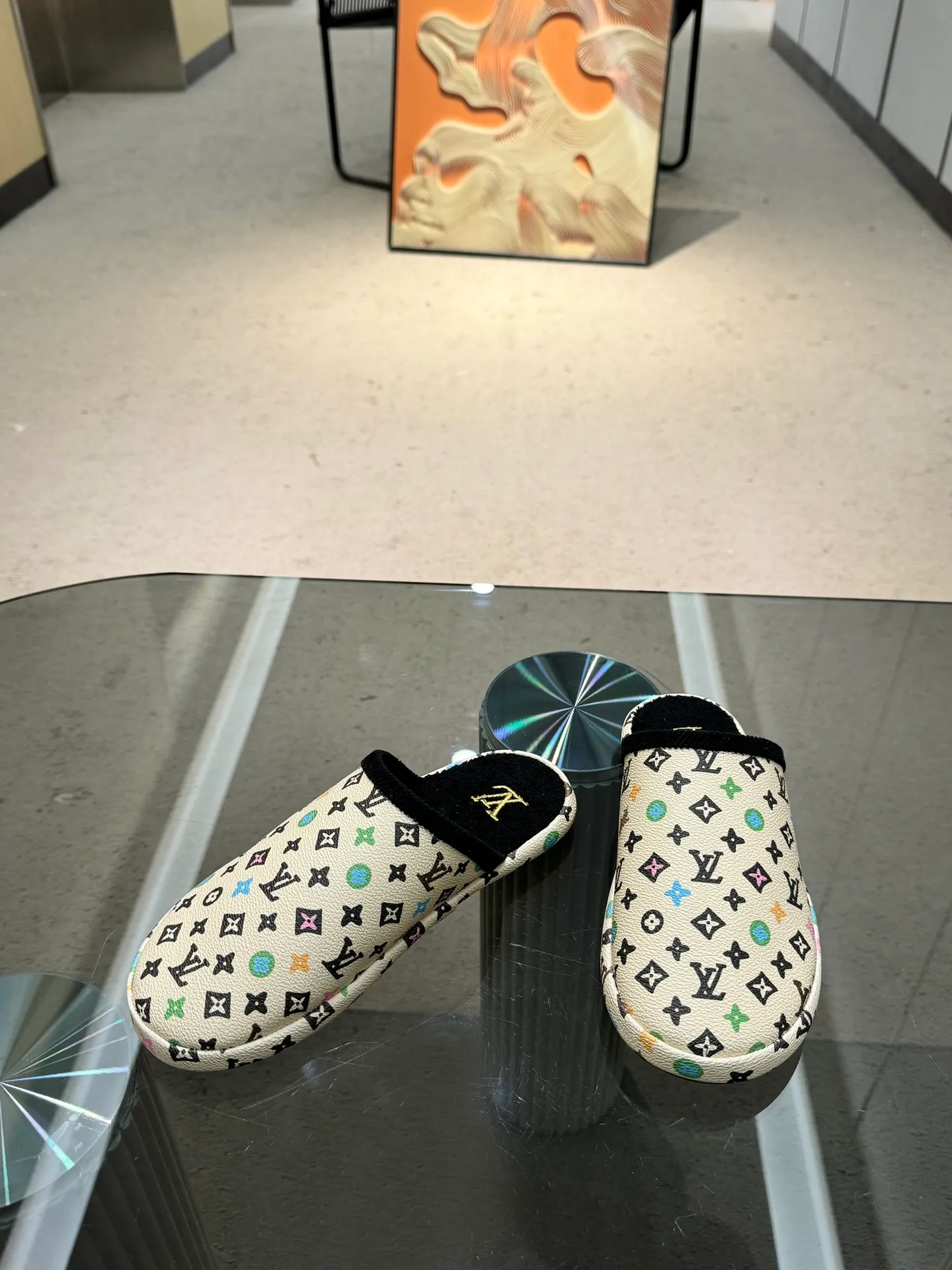 👟👟Ex-factory price 320👟👟 The 2024 couple’s counter features the latest hard goods of LV and Loewe co-branded slippers🆕 ✿Purchase level! Full of high-end feel! A popular model among bloggers at home and abroad, it’s retro and fashionable and looks amazing on your feet! Official website main recommendation code number 35-46